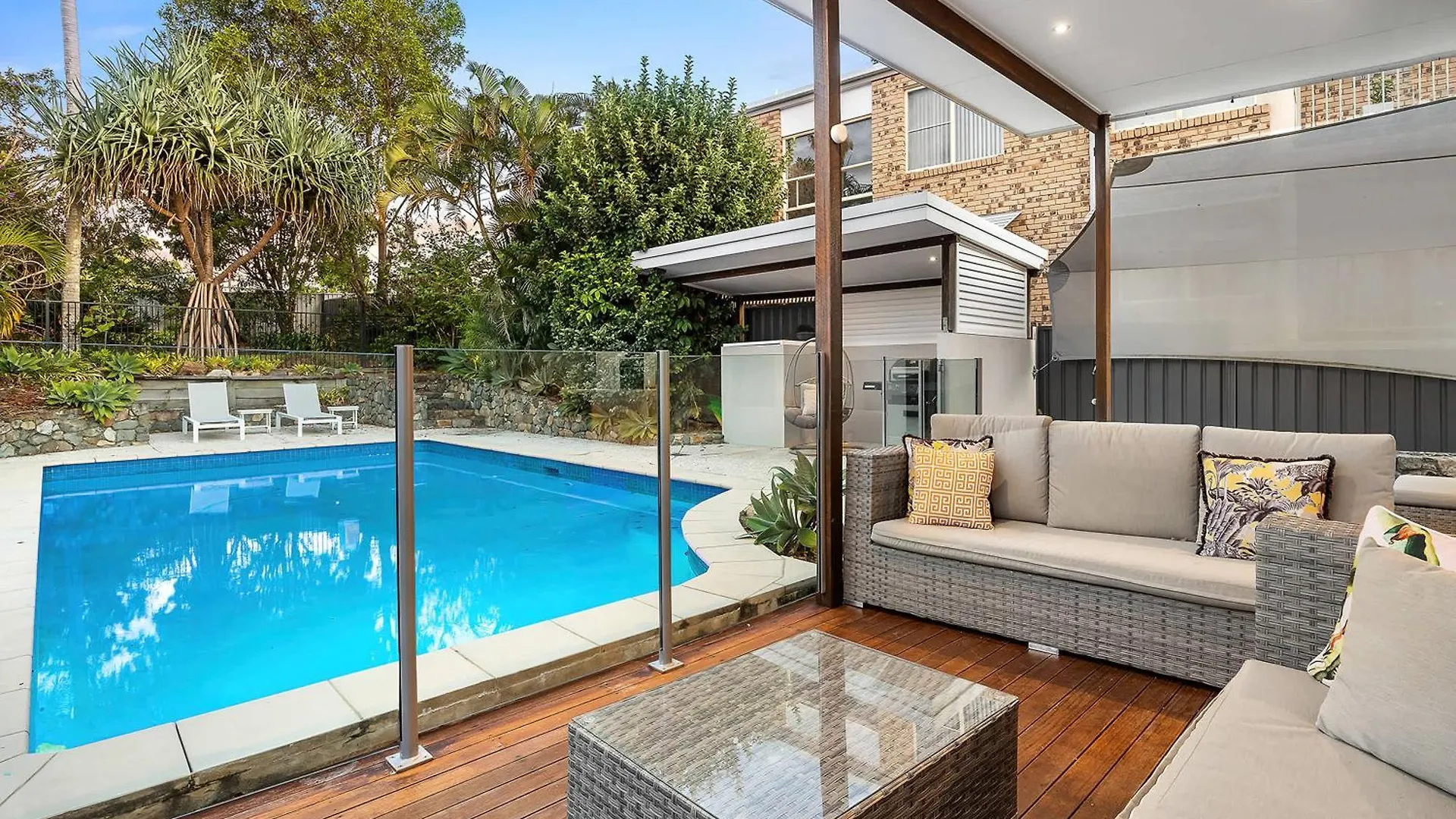 הקונטקטים של Pool Side Luxury Pet Friendly - Walk To The Beach